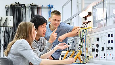 Un groupe international de jeunes travaille sur un projet de formation dans le domaine de l'électronique