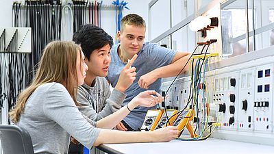 Internationale Jugendgruppe arbeitet an einem Ausbildungsprojekt im Bereich Elektronik