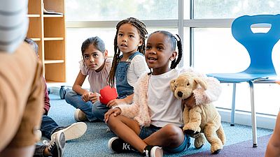 Internationale Gruppe von Mädchen im Kindergarten