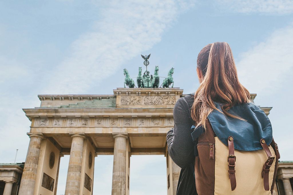 Internationale Studentin mit Rucksack in Berlin