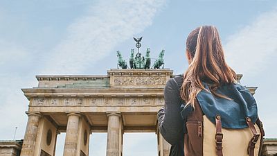 Internationale Studentin mit Rucksack in Berlin