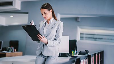 Internationale Arbeitnehmerin bei der Arbeit
