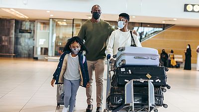 Internationale Familie am Flughafen