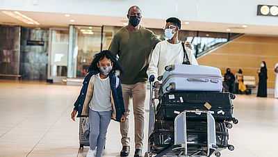 Famille internationale à l'aéroport