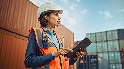 Une ingénieure venant de l'étranger au travail