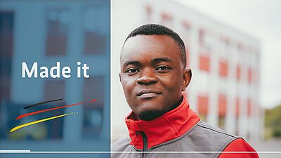 Junger Mann schaut in die Kamera, links Schriftzug "Made it"