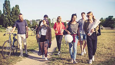 Groupe international dans le parc