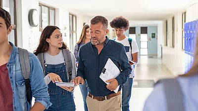Aprendiz internacional habla con docente sobre su futuro laboral