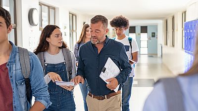 International trainee talking to a lecturer about her future career in Germany