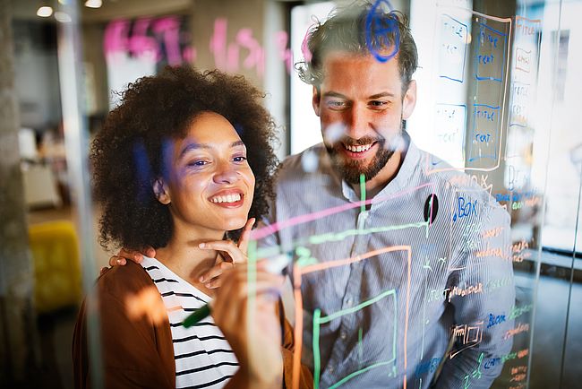 Un homme et une femme regardent un graphique