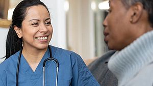 Weibliche Pflegekraft mit Patienten