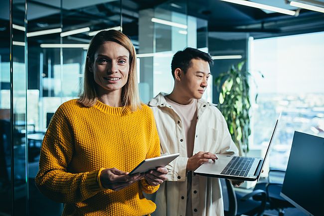 Dos trabajadores/as internacionales trabajando en empresa alemana