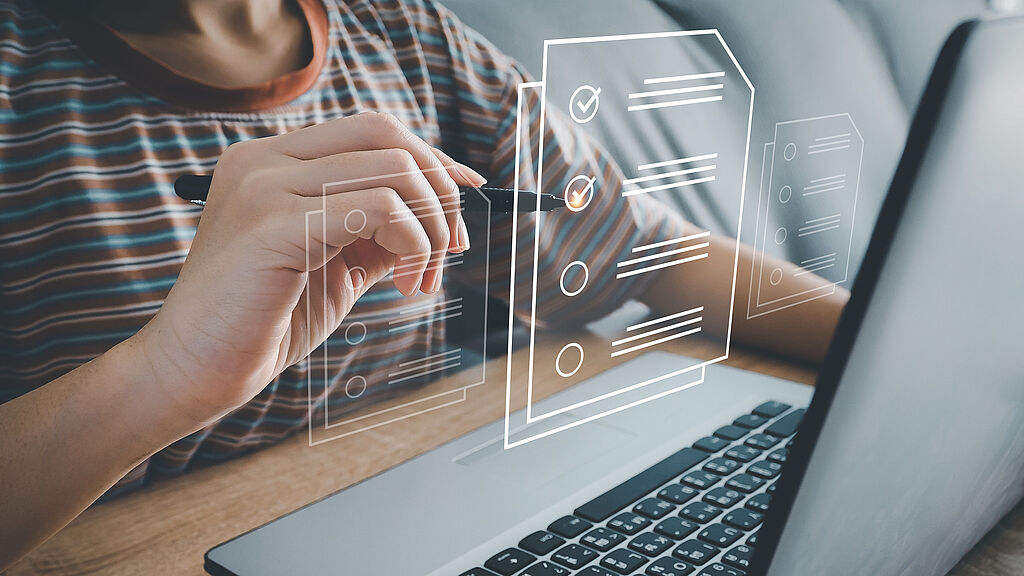 Eine Person recherchiert an einem Computer