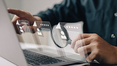 Arbeitgeber prüft Lebensläufe am Computer