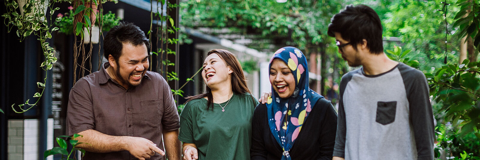 Internationale Gruppe beim Spaziergang