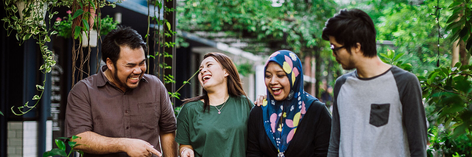 Internationale Gruppe beim Spaziergang