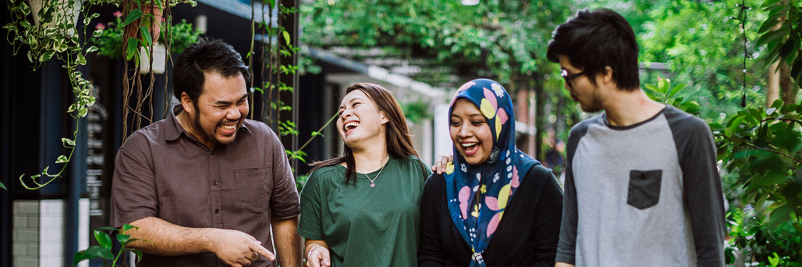 Internationale Gruppe beim Spaziergang