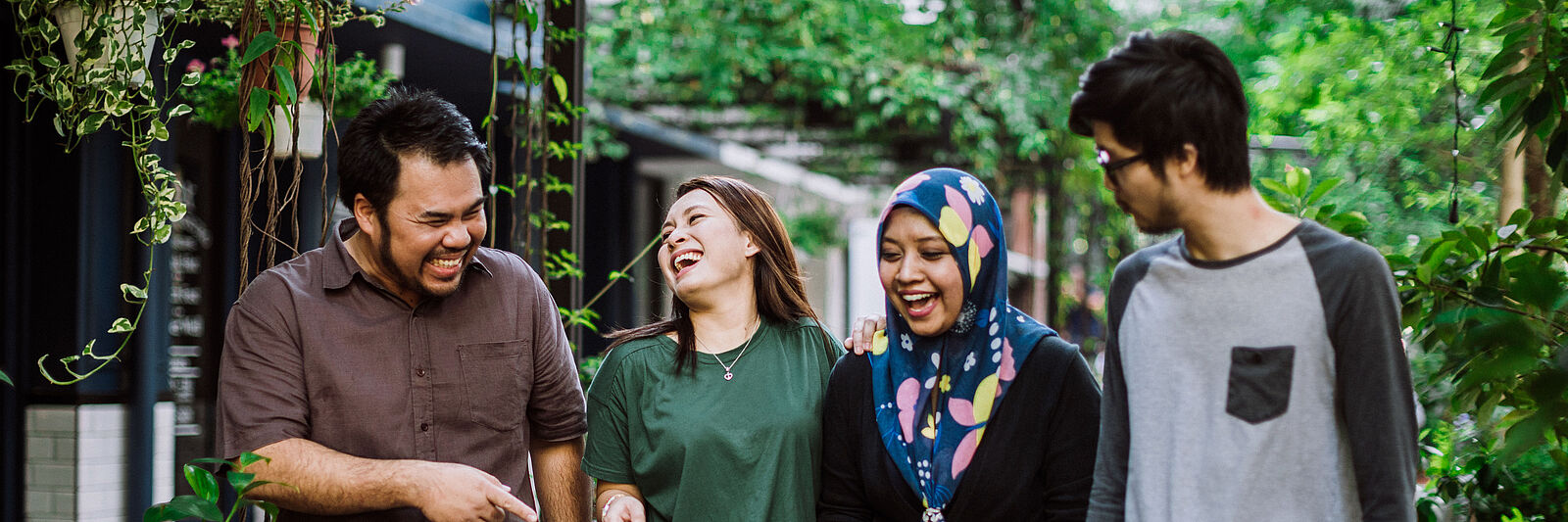 Internationale Gruppe beim Spaziergang