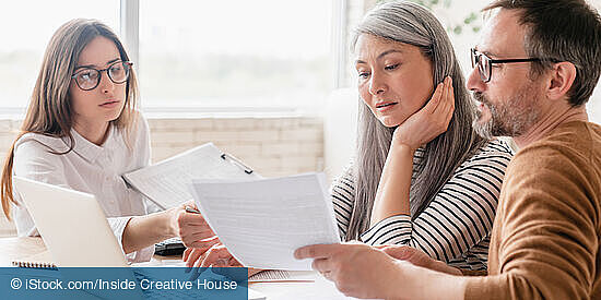 Eine Gruppe internationaler Menschen prüft Dokumente