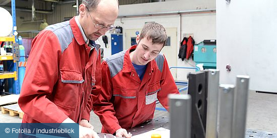 Facharbeiter und Lehrling in einer Fabrik