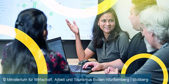 Beratungssituation, 4 Menschen, 3 gelbe Ringe